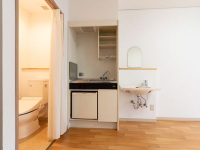 洋室のトイレとキッチン
