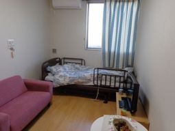 安全なベッドのある居室