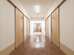 清潔感のある明るい廊下