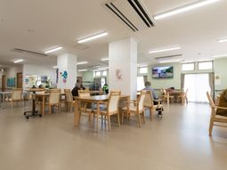 広々とした食堂と利用者たち