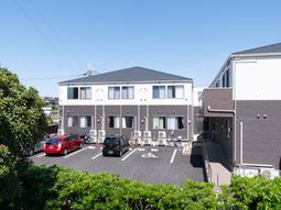 清潔な建物と駐車場