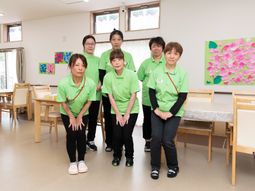 スタッフが並ぶ食堂