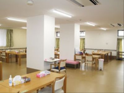 明るく広々とした食堂