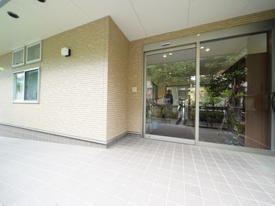 ガラス扉とレンガ壁のエントランス