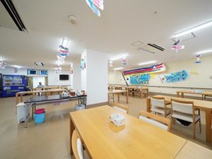 広々とした食堂の風景