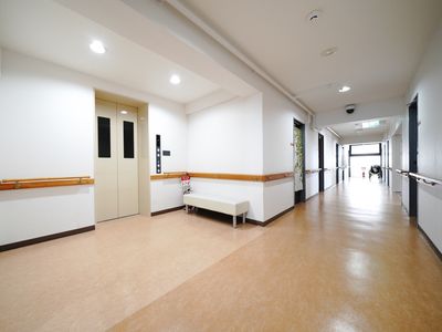 広々とした明るい廊下