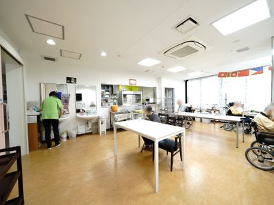 広々とした明るい食堂