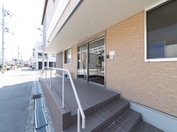 エントランスの明るい建物