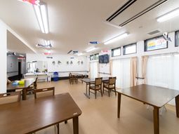 食堂の明るい空間