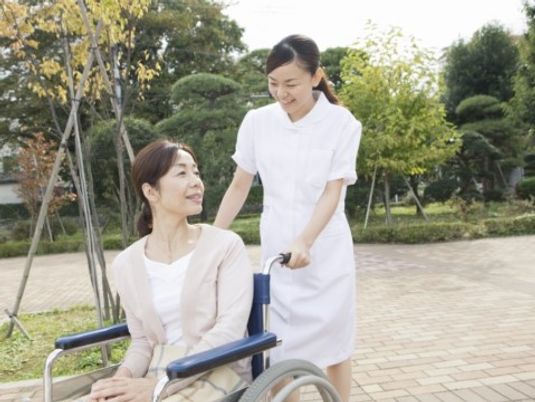 車椅子の利用者とスタッフ