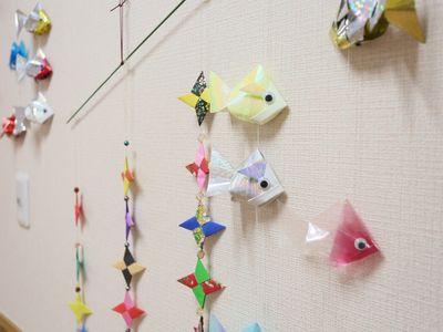 壁に飾られた手作り飾り