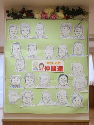 壁に飾られた手描きの似顔絵