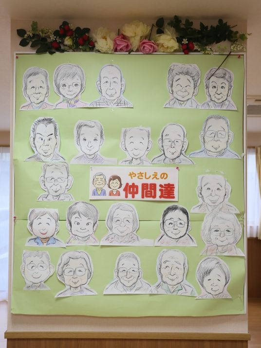 壁に飾られた手描きの似顔絵