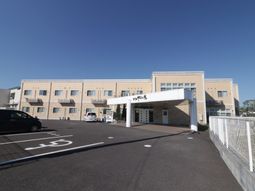 広く清潔なエントランス外観