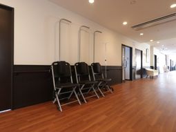 廊下の椅子と手すり