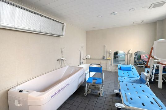 清潔な浴槽の部屋