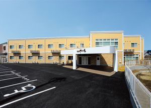広い駐車場の建物外観