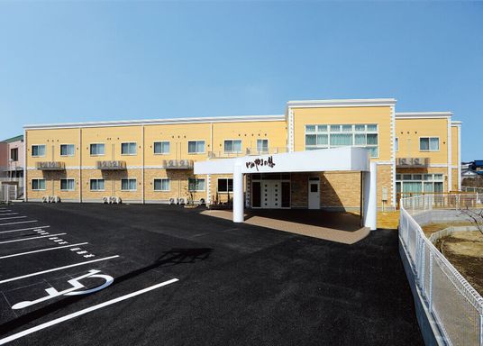 広い駐車場の建物外観