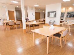 明るい食堂と利用者