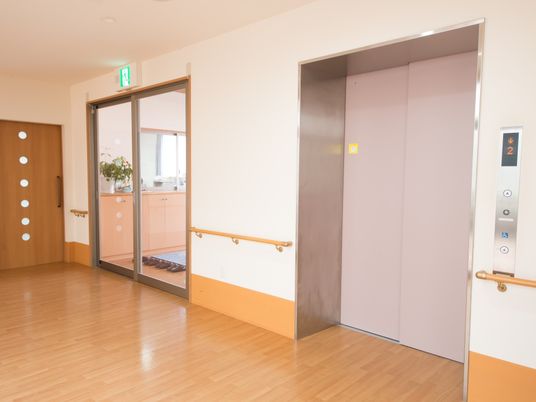 廊下とエレベーターの設備