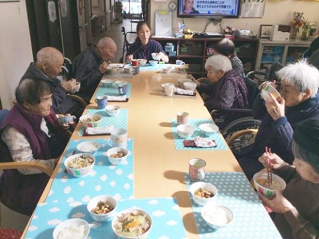 共有食堂での食事風景 食堂 和やかな雰囲気の中で食事をとる居住者の方々。多様な世代が集い、交流を深めながら食事の時間を楽しんでいます。