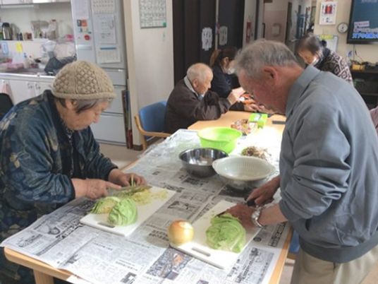 料理活動を楽しむ人たち