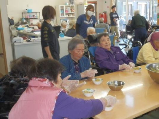 活動する利用者とスタッフ