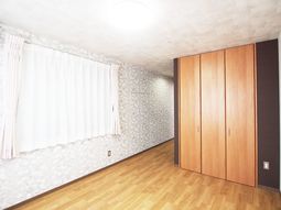 明るい木目の居室