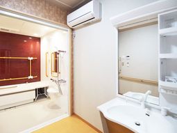 清潔な浴室と洗面台