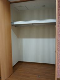 木目調の清潔なクローゼット