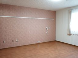 明るい壁紙の居室