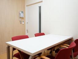 赤い椅子と白いテーブルの部屋