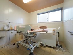 明るい浴室の設備