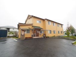 黄色い壁の建物外観