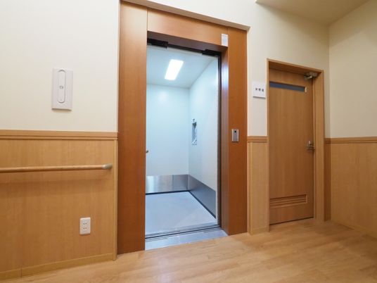２階建てで作られた施設にはエレベーターを設置してある。外に階数表示はなく、室内には緊急時用の電話がある。