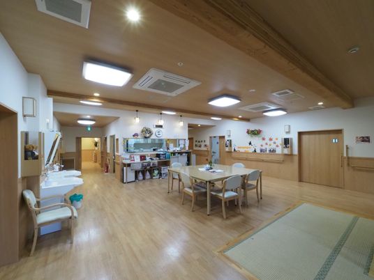 共有スペースの木目調の部屋