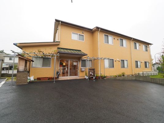 黄色い外壁の建物
