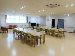 広々明るい食堂空間