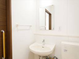 清潔な洗面台とトイレ