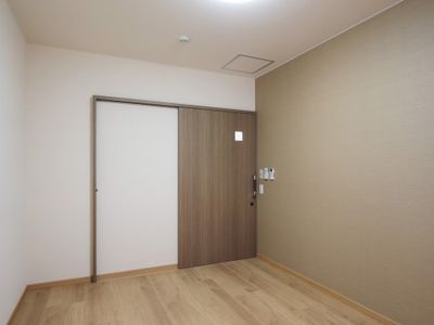 シンプルな居室の扉
