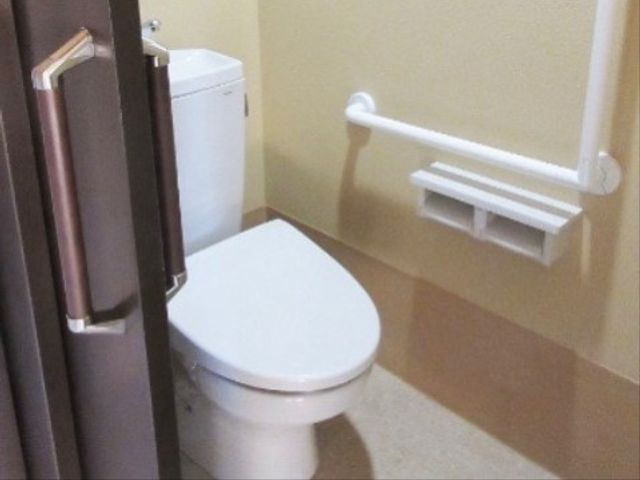 バリアフリートイレの様子 トイレ 手すり付きで安全性を配慮したトイレです。利用者の自立支援を考えた設計になっております。