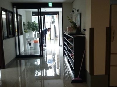 廊下での清掃風景