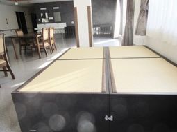 明るい共用スペースの畳エリア