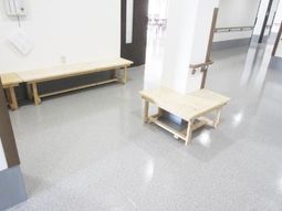 清潔な廊下のベンチ