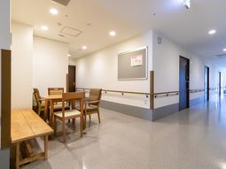 廊下と木製テーブルセット