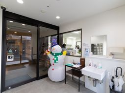 エントランスの雪だるま装飾