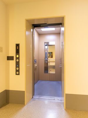 開いたエレベーターの扉