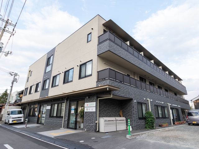 現代的な外観の建物 外観 モダンで清潔感のある建物は、通りに面しておりアクセスしやすい立地です。細部にわたる心配りが感じられるエントランスがお出迎えします。