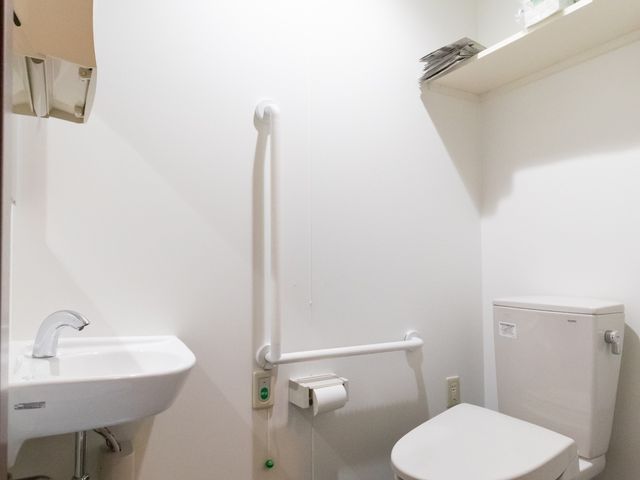 バリアフリートイレ設備 トイレ 手すり完備で安全に配慮した清潔なトイレです。快適な環境で、応急手当の練習も可能です。
