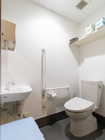 バリアフリートイレ設備 トイレ 手すり完備で安全に配慮した清潔なトイレです。快適な環境で、応急手当の練習も可能です。